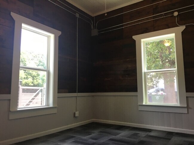 Building Photo - Charming East Austin Gem