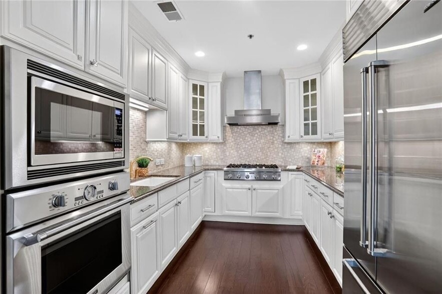 Building Photo - 2233 Peachtree Rd