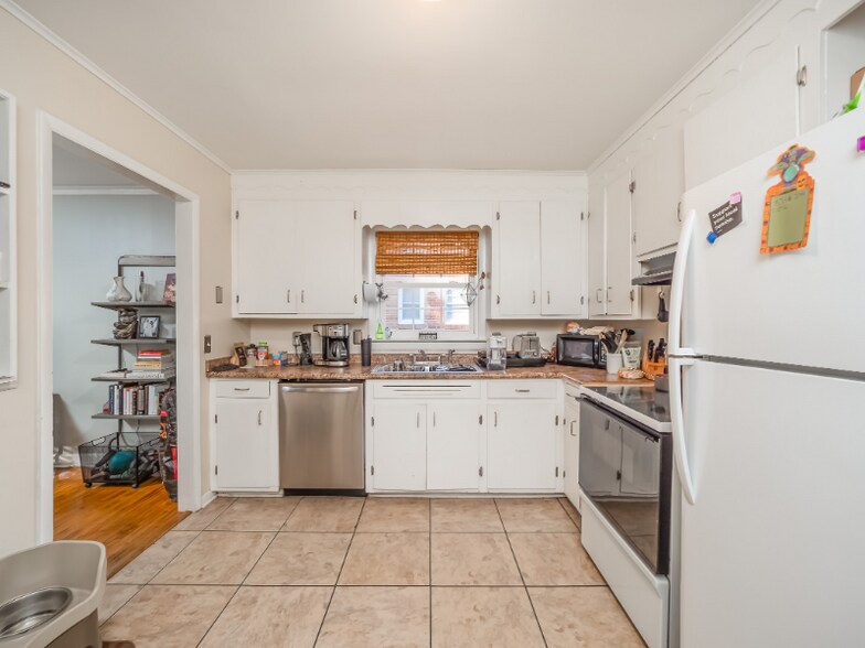 Building Photo - 910 S Ott Rd