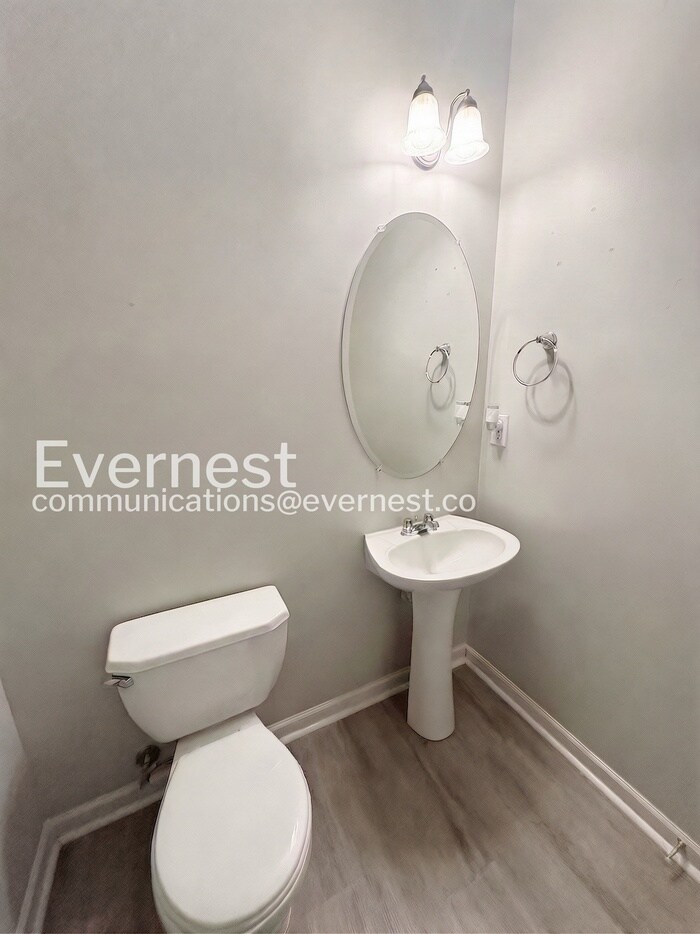 Building Photo - 8665 Thomas Rd