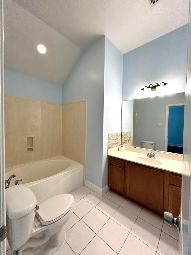Building Photo - 2441 Hebert Dr