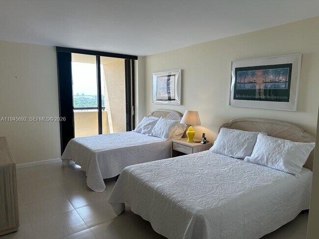 Building Photo - 2555 Collins Ave