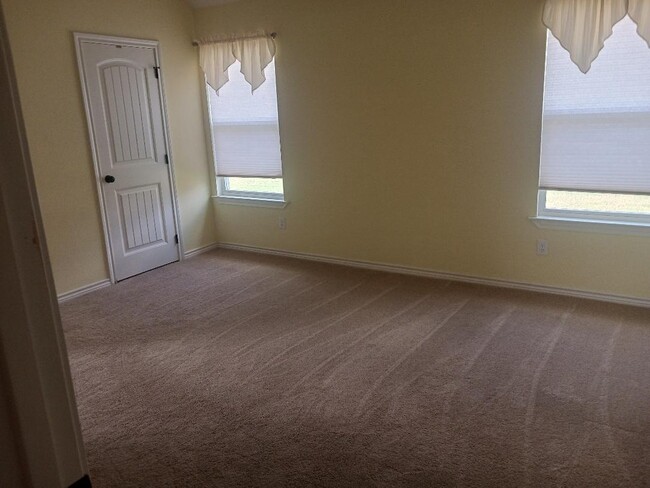 Building Photo - 5404 Lake View Dr