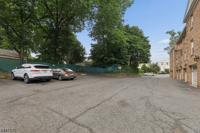 Building Photo - 364 E Ridgewood Ave