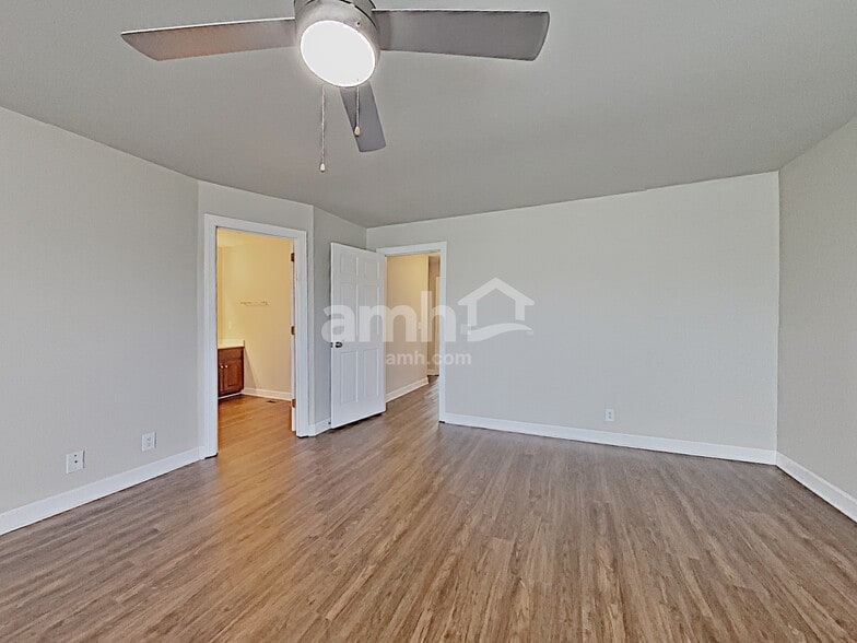 Building Photo - 217 Hickory Trl