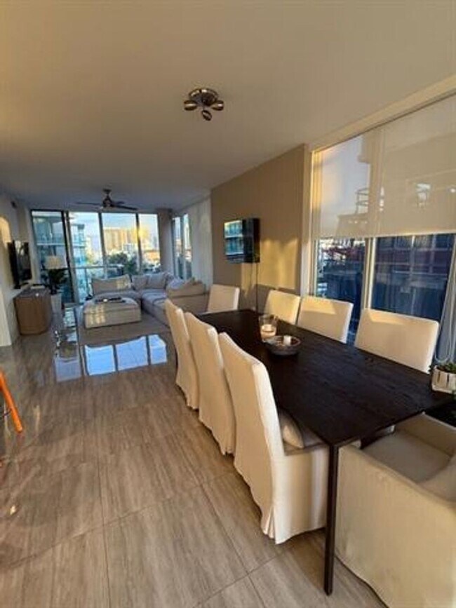 Building Photo - 9940 W Bay Harbor Dr