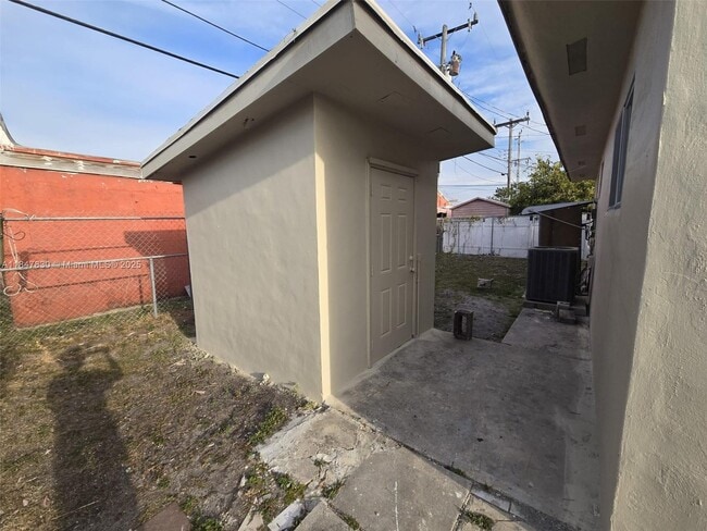 Building Photo - 882 NW 26th Ave