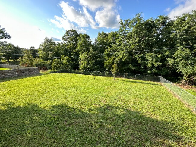 Building Photo - 15640 Top Dr
