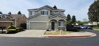 Building Photo - Beautiful Large Bi-Level 3 bed 2.5 Bath Ho...