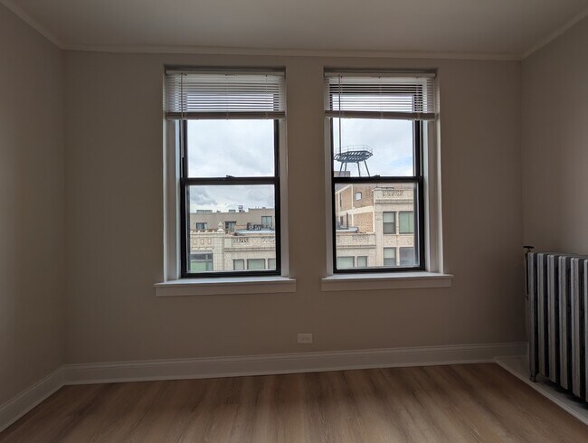 Building Photo - 3335 W Diversey Ave