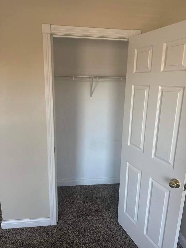 Building Photo - 6 Hudson Hollow Road