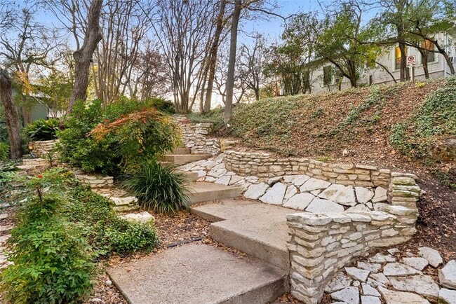 Building Photo - 735 Patterson Ave