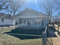 Building Photo - Spacious 2 Bedroom Home - Fenced Yard!