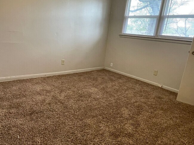 Building Photo - Adorable 3 bedroom 1 bathroom