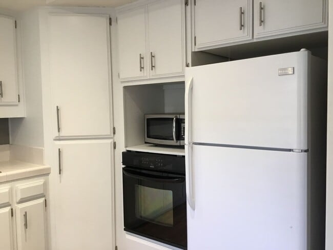 Building Photo - 2BR 2BA Condo-AC, Washer/Dryer in Unit, Pe...