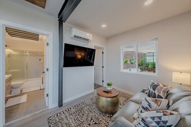 Building Photo - 736 W Rider Dr