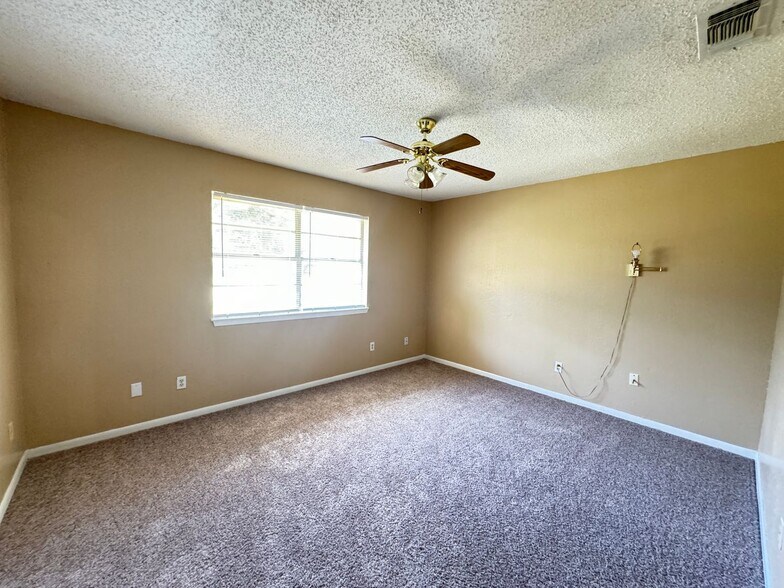 Building Photo - 3002 Tanglewood Cir