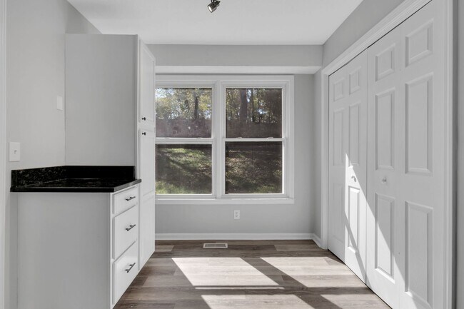 Building Photo - 2270 Ermine Dr