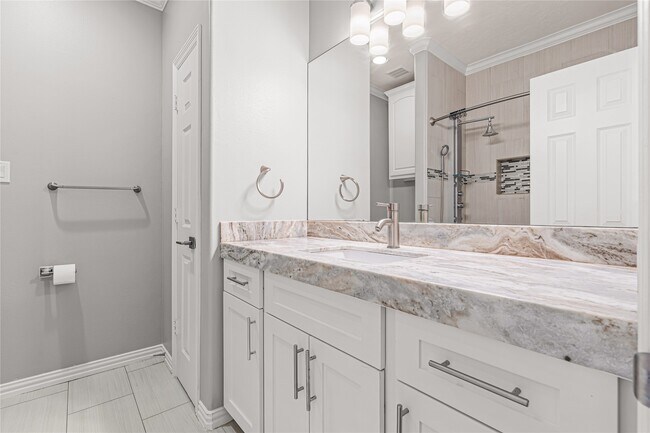 Building Photo - 112 White Dr