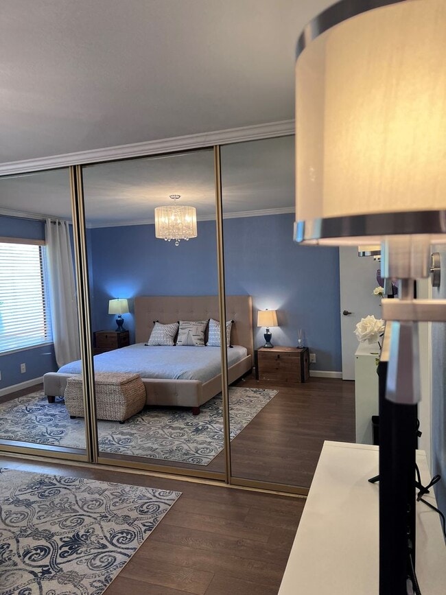 Building Photo - Fully-furnished Sleek 2-bedroom, 2-bathroo...