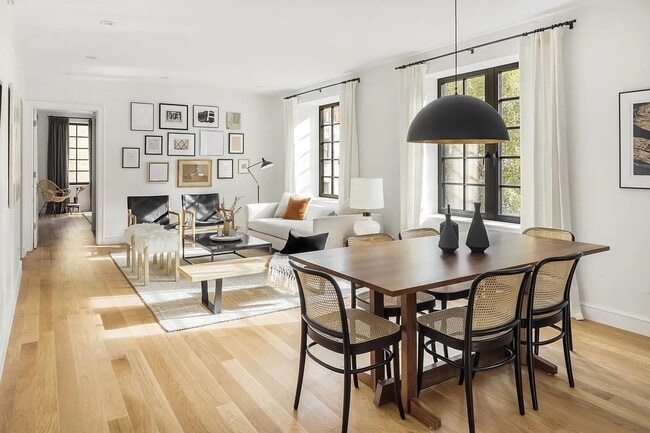 Building Photo - 245 E 78th St