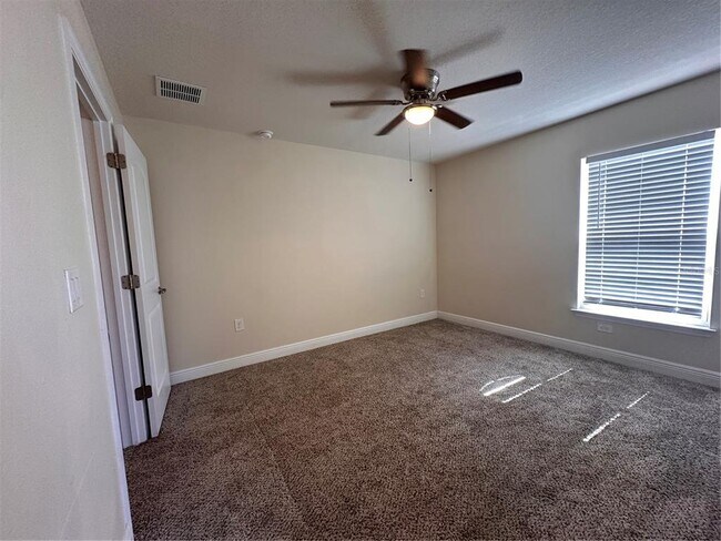 Building Photo - 402 Edith Dr