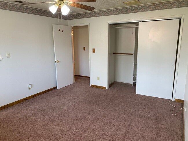 Building Photo - 2921 W Country Ave