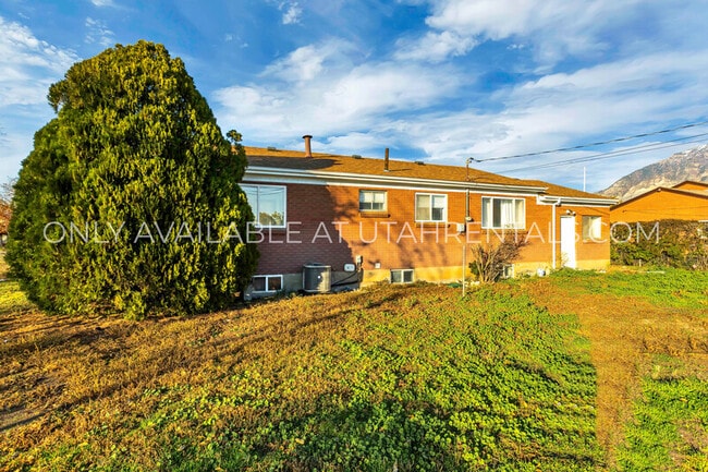 Building Photo - 360 E 400 S