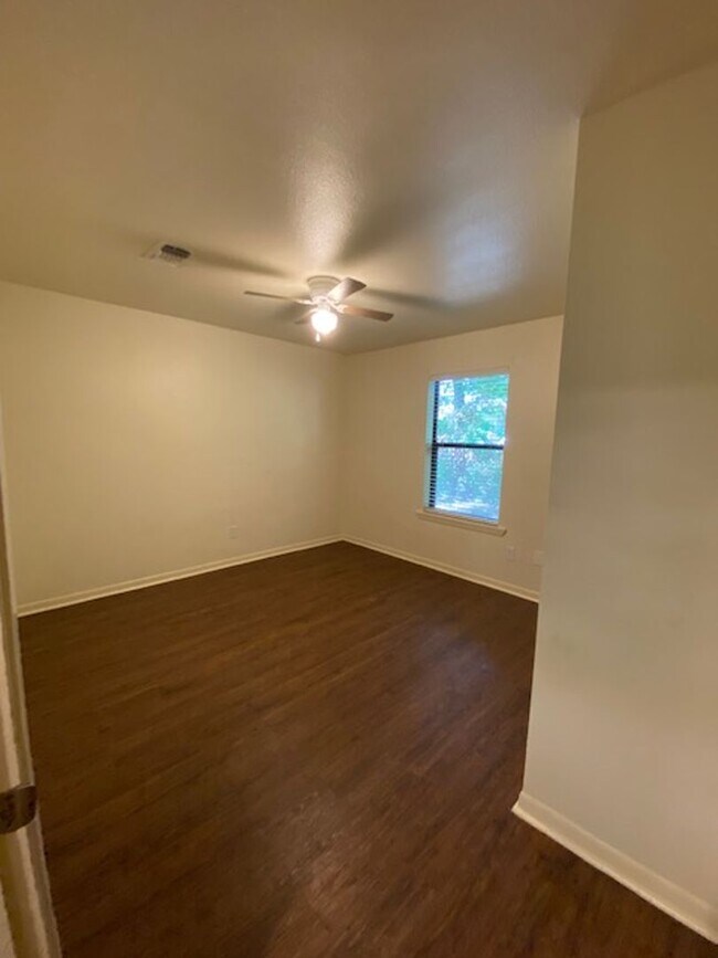 Building Photo - 2bed/1bath Duplex Available for Lease in L...