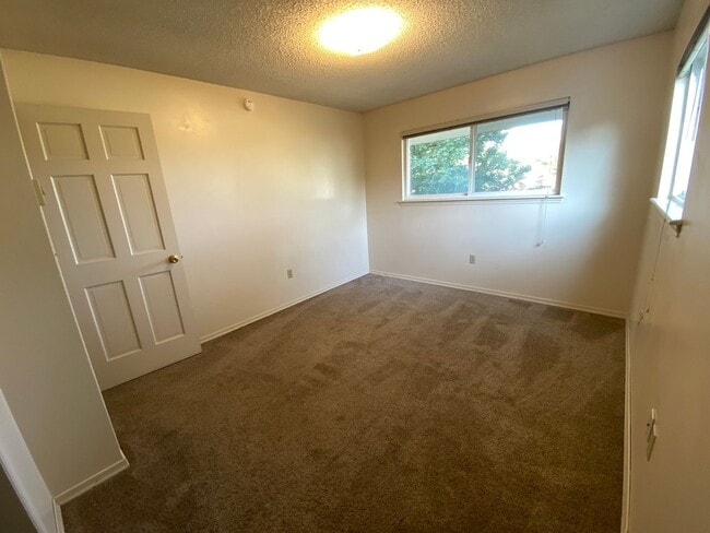 Building Photo - Spacious 3 Bedroom 1.5 Bath Duplex