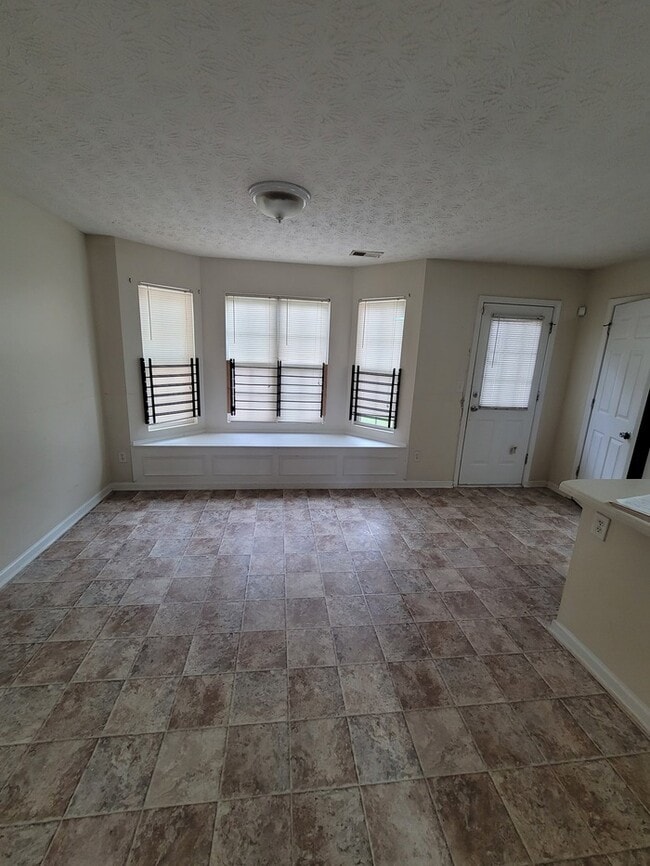 Building Photo - 3BR Townhome, Total Electric