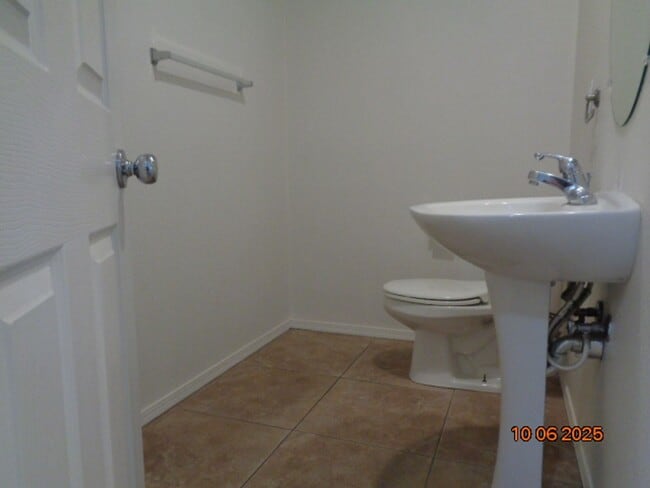 Building Photo - Large 2 Story Offering 3419 sq. ft. and 5 bedrooms plus loft