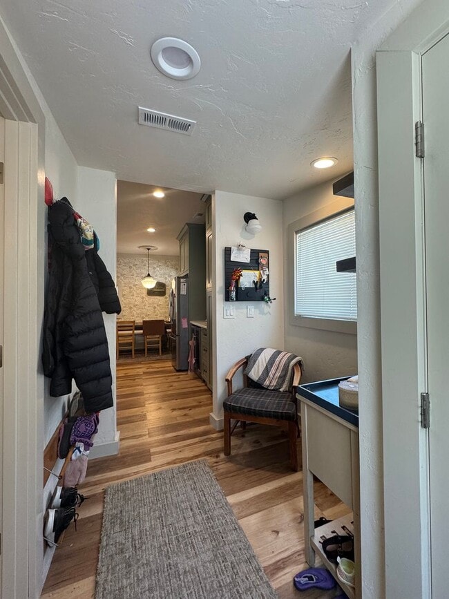 Building Photo - Updated 3 Bed/ 2 Bath Rental