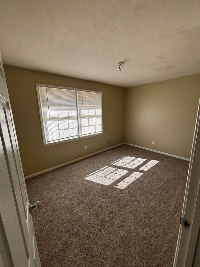 Building Photo - 1247 Kings Mountain Ct