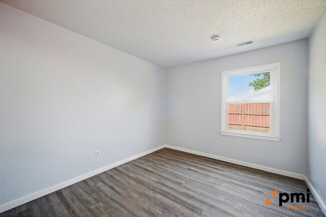 Building Photo - 3 BEDROOM 2 BATH W/GARAGE IN VIRGINIA BEACH PETS ALLOWED