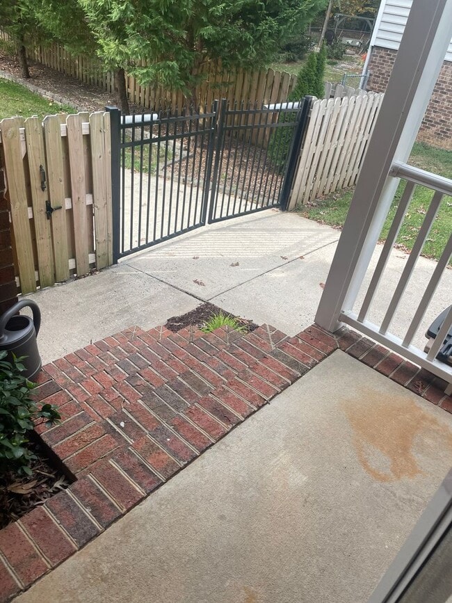 Building Photo - Spacious 4 Bedroom near Guilford College