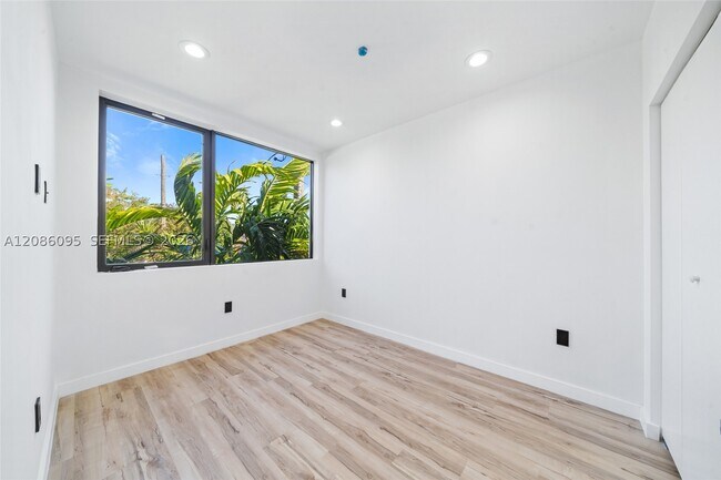 Building Photo - 11 NE 51st St