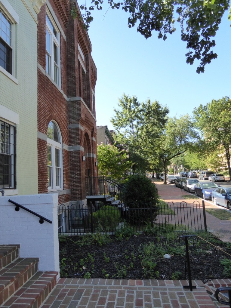 Building Photo - 527 9th St NE