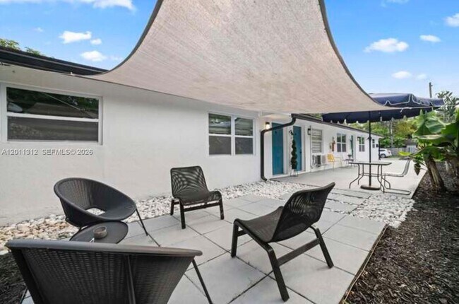 Building Photo - 2320 SW 18th Terrace