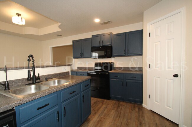 Building Photo - Move-In Ready Gem with Spacious Backyard