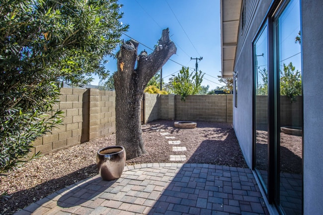 Building Photo - 3609 N Navajo Trail