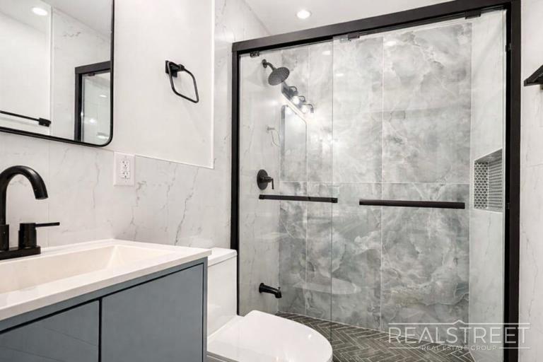 Building Photo - Sun-Filled 2 Bed / 2 Bath w/ King Primary, Walk-In Closet – Steps from Gates J