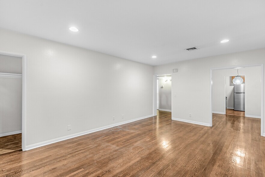 Building Photo - 222 S Rexford Dr