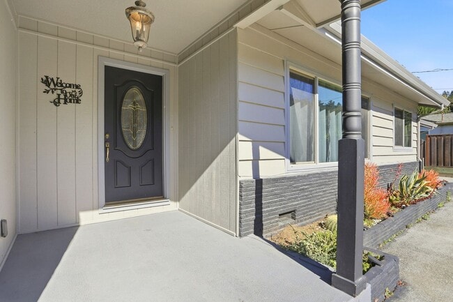 Building Photo - Country property close to town!