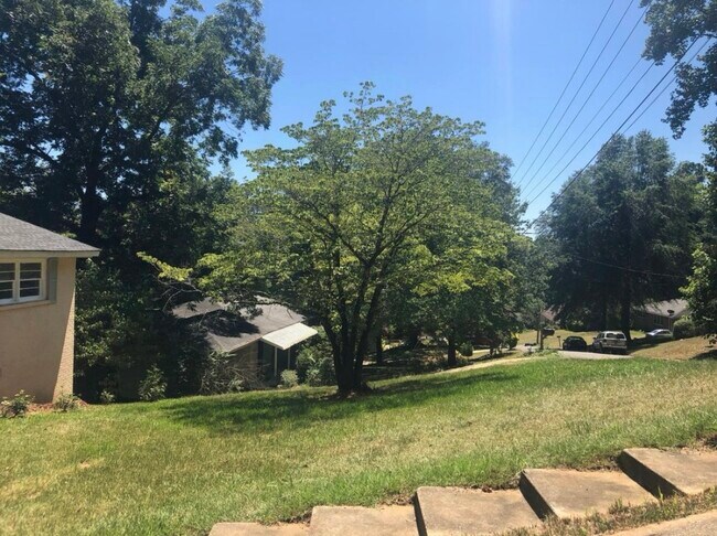 Building Photo - 501 Rosewell Ln