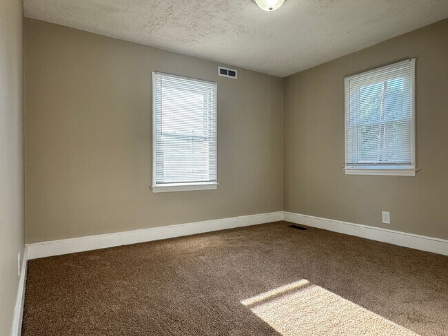Building Photo - Recently updated spacious 2 bedroom with flex space and fenced backyard
