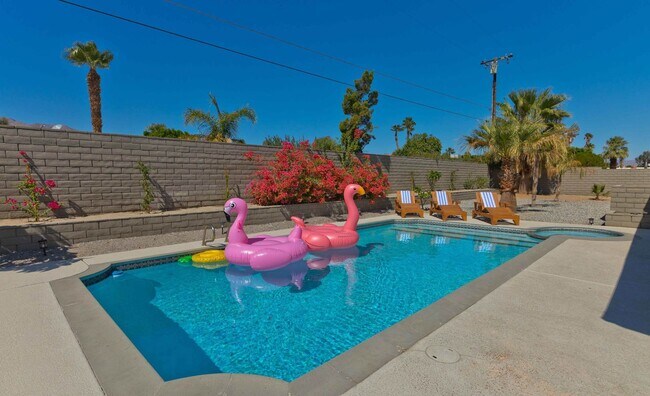 Building Photo - Modern home w Private Pool, Spa, Pets Welc...