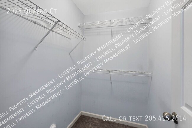 Building Photo - 2025 Queens Ct