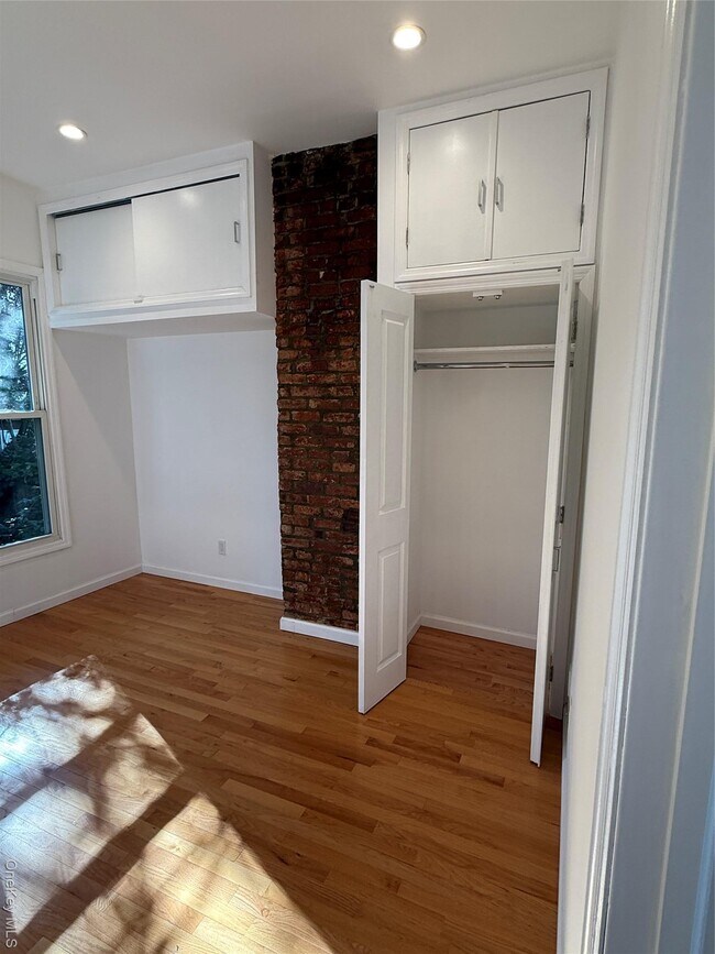 Building Photo - 562 39th St