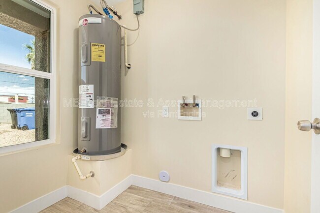 Building Photo - 413 E Southern Ave